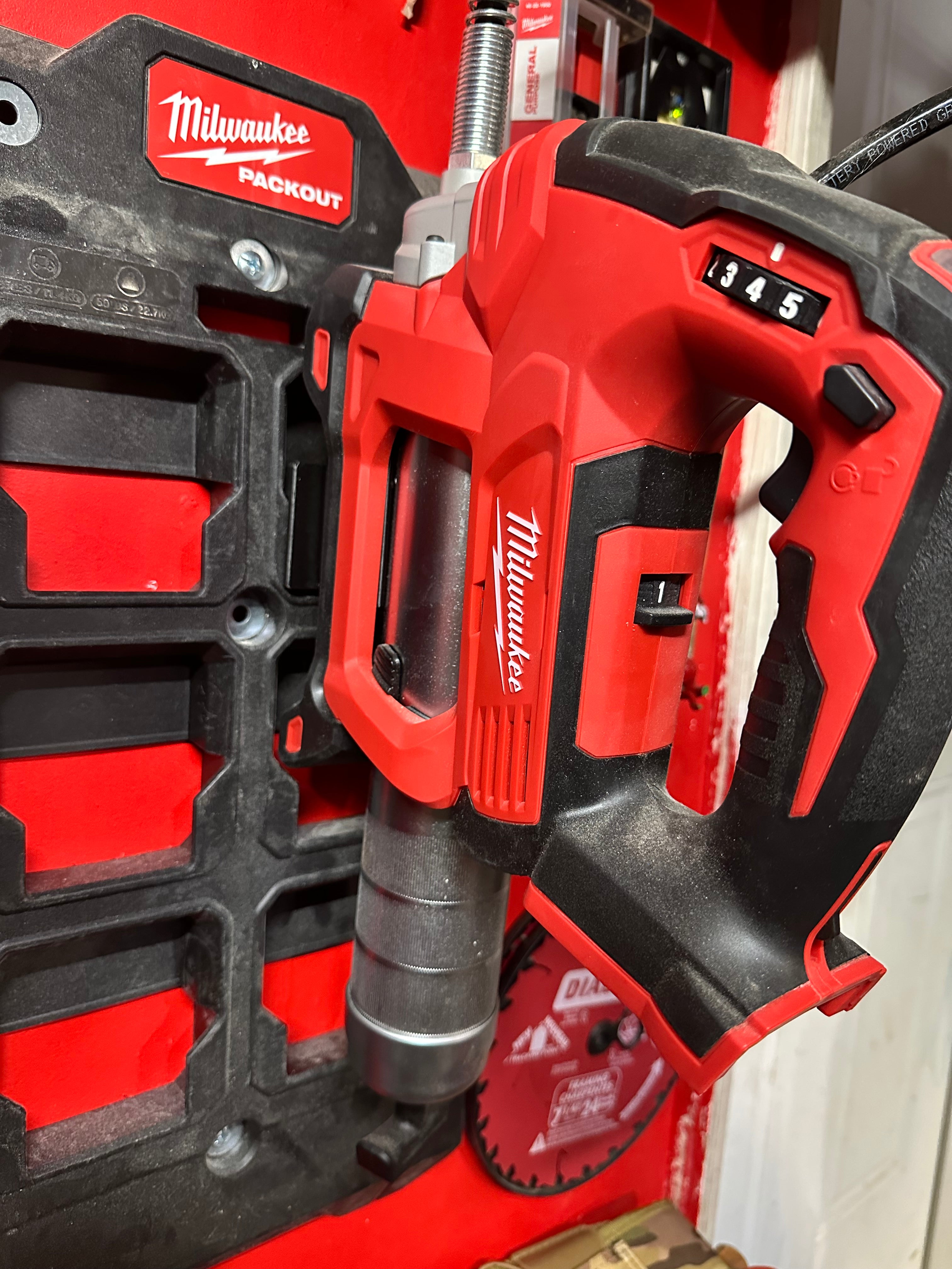 Milwaukee M18 Grease gun mount