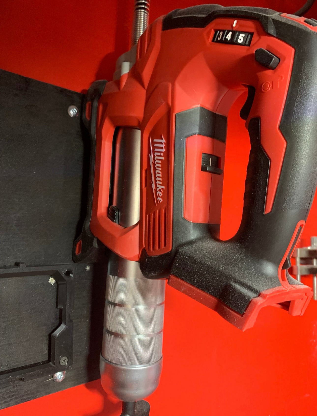 Milwaukee M18 Grease gun mount