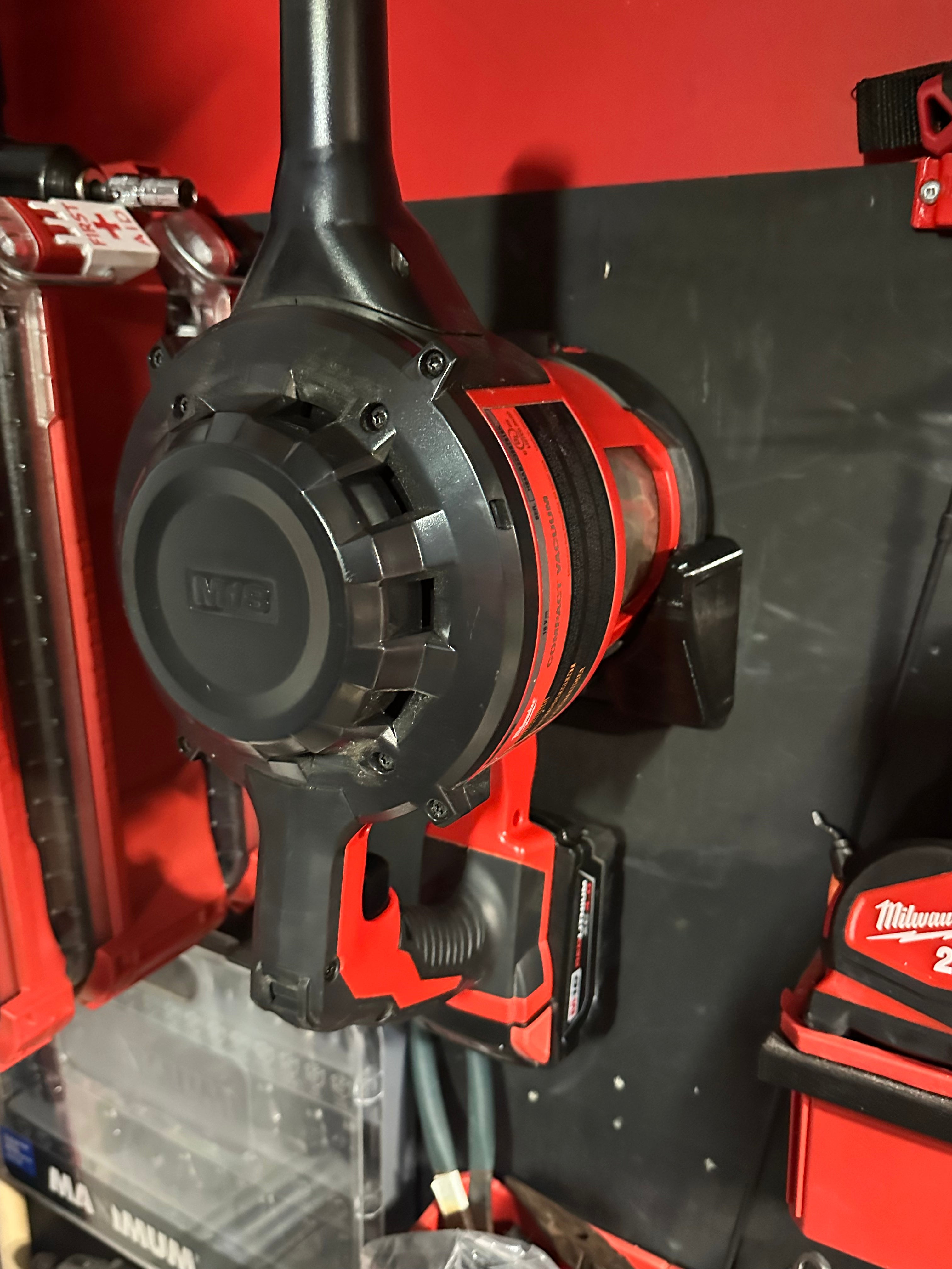 Milwaukee M18 Vacuum wall mount