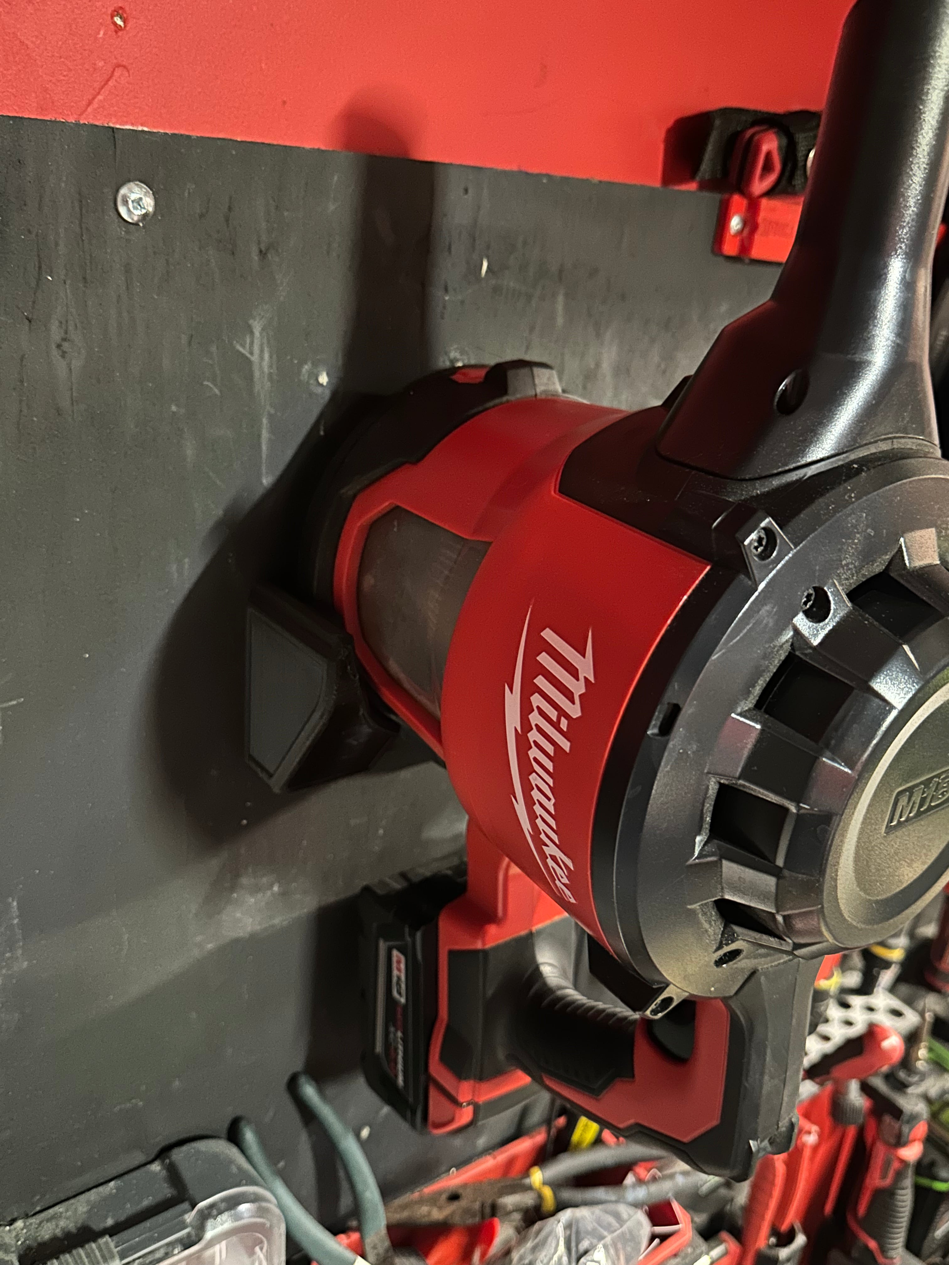 Milwaukee M18 Vacuum wall mount
